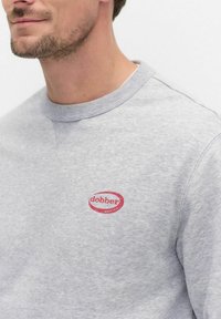Szary sweatshirt wykonany z bawełnianej mieszanki, z ryflowanym dekoltem i małym czerwonym owalnym logo z napisem „dobber” na piersi.