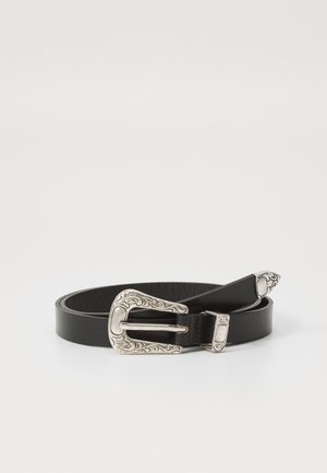 Ceinture en cuir noir avec une boucle ornée en argent, au fini lisse et à la texture subtile. Les extrémités sont pointues avec des détails d'accent.