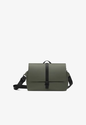Sac messager vert olive avec bandoulière noire réglable et rabat avant sécurisé par une sangle verticale noire à boucle.
