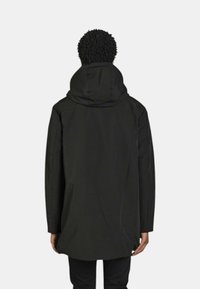 Giacca nera con cappuccio, dalla texture liscia, maniche lunghe e orlo leggermente allungato. Caratterizzata da un collo alto e un design minimalista.