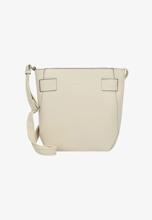 Bolso de piel color beige en forma de cubo con correa ajustable, forma rectangular, dos acentos laterales planos y cierre con cremallera en la parte superior.