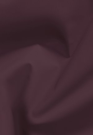 Tessuto bordeaux con una superficie liscia, che mostra morbide pieghe e un colore uniforme. Nessun motivo o accessorio visibile.