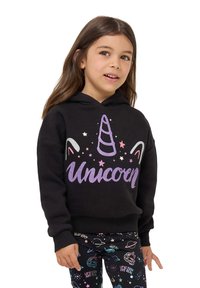 Czarna bluza z kapturem z przodu, zdobiona wzorem przedstawiającym róg jednorożca i napisem "Unicorn" w błyszczącym purpurowym kolorze. W połączeniu z kolorowymi legginsami w wzory.