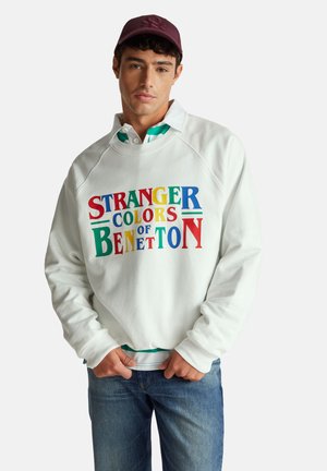 STRANGER THINGS RELAXED FIT - Felpa - white