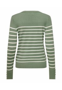 Pull vert rayé avec des rayures horizontales blanches, manches longues, encolure ronde et accents de boutons sur les poignets. Matière douce en tricot.