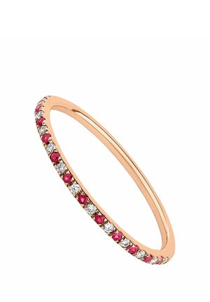 Anillo delgado de oro con pequeñas piedras preciosas redondas rojas y transparentes alternadas a lo largo del borde exterior.