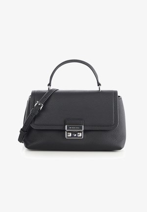 Borsa nera in pelle con finitura testurizzata, manico corto e tracolla staccabile. Pattina frontale con chiusura metallica e dettagli accentuati.