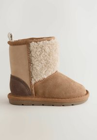 Tan Ankle-Stiefel aus Wildleder und Schaffellmaterialien, runde Zehenpartie, kontrastierende Textur, verstärkte Nähte und eine kleine Schlaufe an der Rückseite.