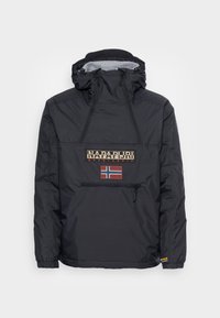 Musta vetoketjullinen takki hupulla, jossa on etutasku ja Norjan lipun patch. Valmistettu sileästä, kevyestä materiaalista, jossa on joustavat hihansuut.