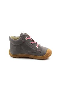 Graue Leder-Ankle-Boots mit strukturierter Oberfläche, hellrosa Schnürsenkeln und einer sandfarbenen Gummisohle. Verfügt über dekorative Nähte und eine abgerundete Zehenpartie.