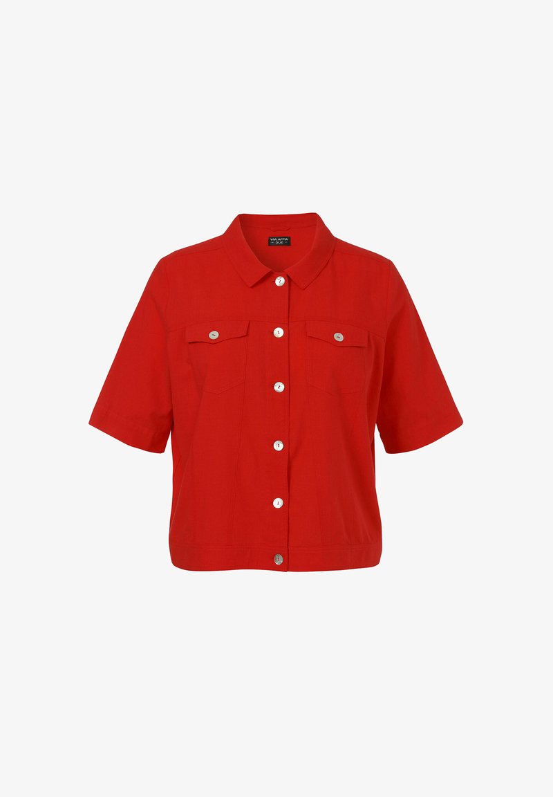 Chemise rouge à manches courtes avec un devant à boutons, deux poches poitrine et des boutons en ton argenté. Le tissu a une texture lisse et un design structuré.