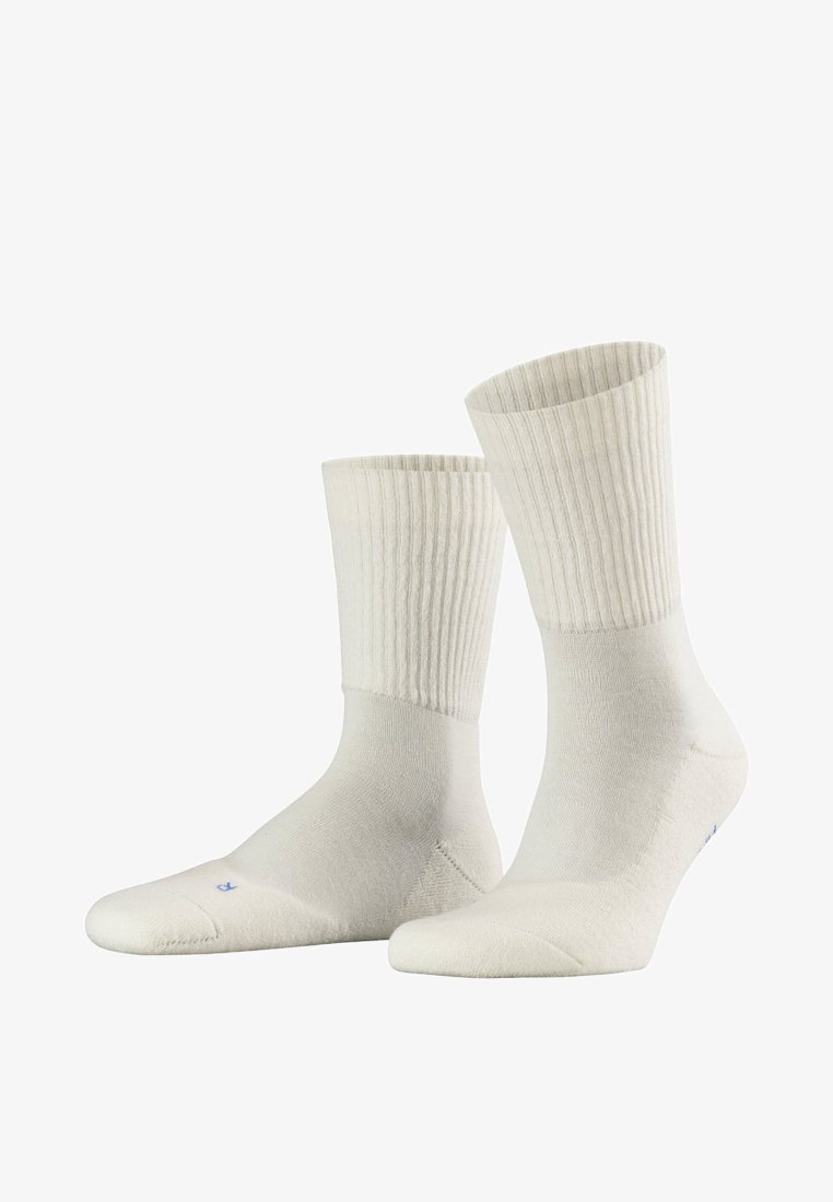 Sokker i bomuld i off-white med ribbede manchetter, forstærket tå og hæl, samt et lille blåt logo på sålen. Blød tekstur, standard form.