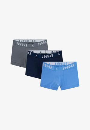 Trois paires de boxers en gris, marine et bleu. Chacune est dotée d'une ceinture blanche avec "JORDAN" imprimé en lettres majuscules. Tissu doux.