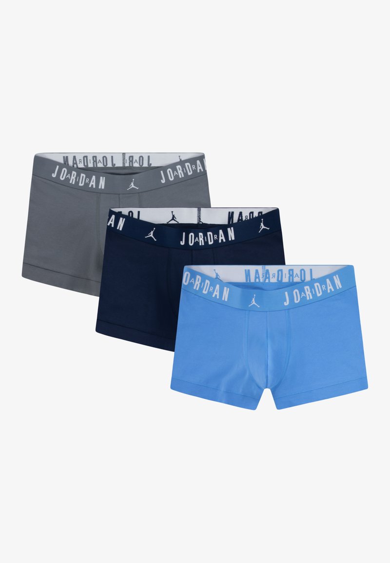Tre par boxer briefs i grå, navy og blå. Hver model har en hvid elastik med "JORDAN" trykt med store bogstaver. Blødt stof.