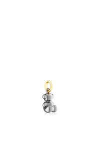 Charm de oso de peluche plateado con un acabado pulido, presentado con un lazo dorado para su sujeción. Forma compacta y redondeada con textura suave.