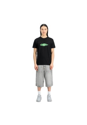 Sort bomulds T-shirt med et grafisk design med grønne accenter, parret med grå denimshorts og lysegrå sneakers.