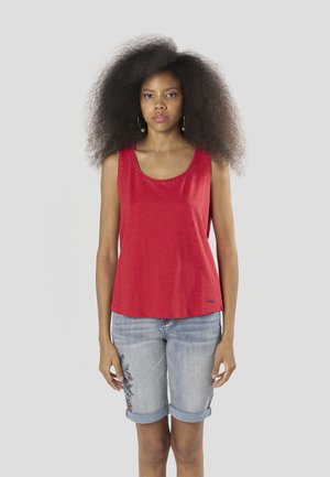 Rdeč brezrokavnik z neti ob izrezu. Kombiniran s svetlim denim kratkimi hlačami z zavihanimi robovi in cvetlično vezenino ob strani.