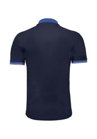 Námořnická modrá polo košile vyrobená z bavlny, s jednobarevným designem, kontrastním světlemodrým límcem a pruhovanými akcenty na rukávech.