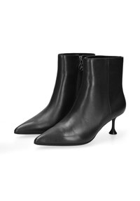 Stivali alla caviglia in pelle nera con punta affusolata, tacco sottile e chiusura con zip laterale. Texture liscia e design minimale.
