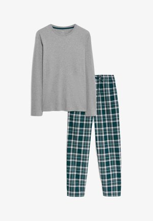 Maglia grigia a maniche lunghe abbinata a pantaloni da pigiama con lacci in plaid verde e bianco su sfondo bianco.