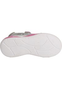 Weißer Schuhsohle mit strukturierter Oberfläche, die einen pinken Akzent an der Ferse und komplizierte Linien für Grip und Flexibilität aufweist.