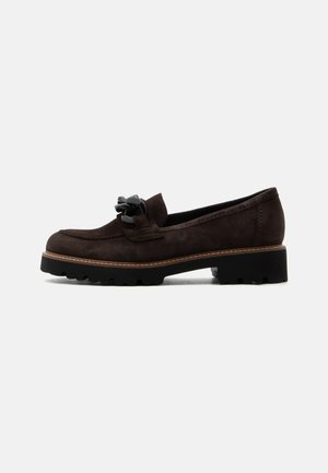 Dunkelbrauner Wildleder-Loafer mit massiver Sohle und schwarzer dekorativer Schleife am Oberteil, Seitenansicht vor weißem Hintergrund.