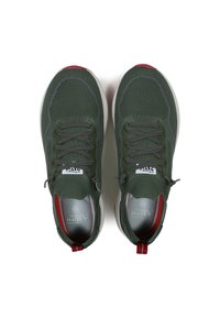 Grüne Netzsneaker mit grauen Schnürsenkeln, weißer Sohle und roten Akzenten. Enthält eine Zuglasche und einen gepolsterten Schuhkragen für zusätzlichen Komfort.
