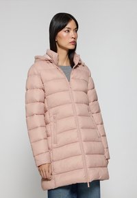 Puchowa kurtka w miękkim różowym kolorze, z kapturem, zamkiem błyskawicznym z przodu i kieszeniami po bokach, o pikowanej fakturze oraz prostym kroju.