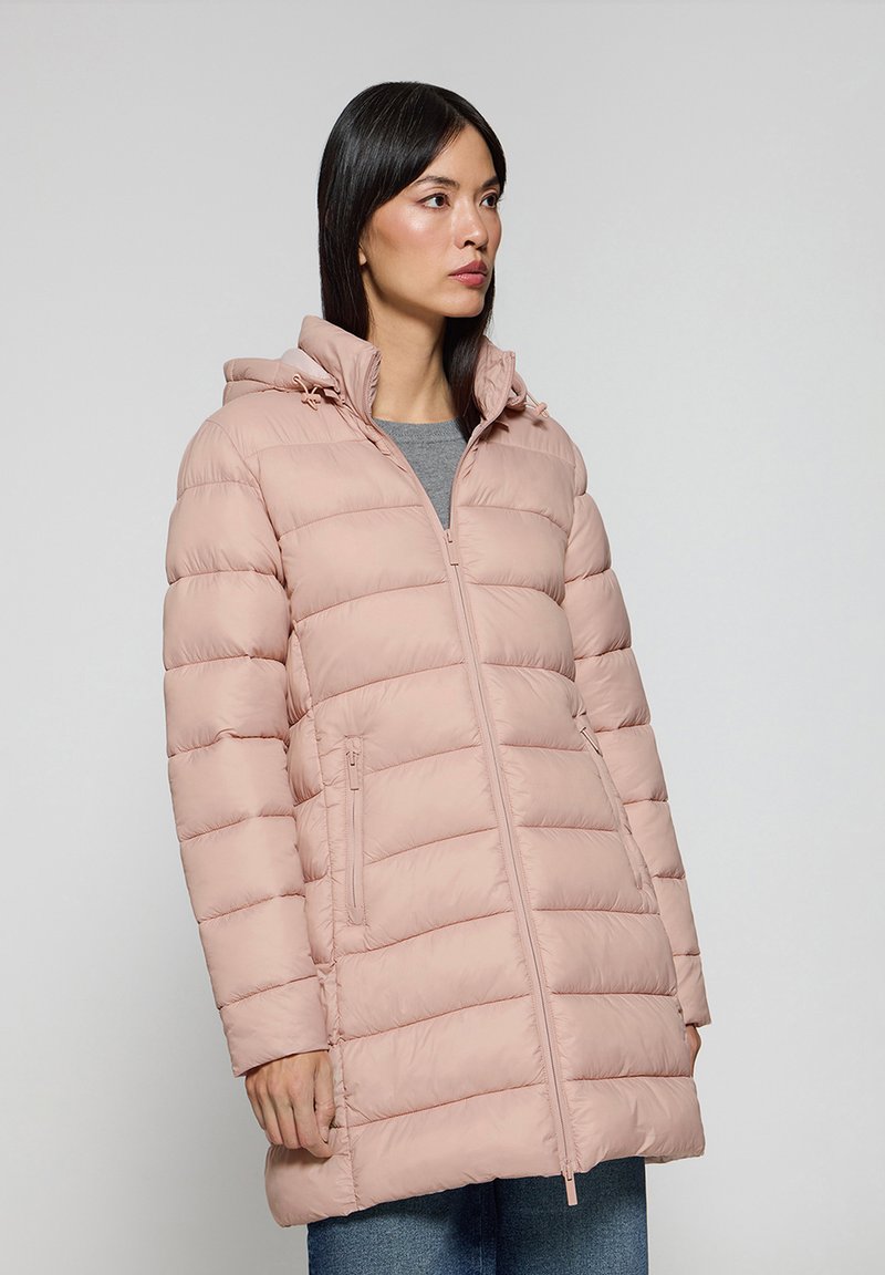 Puchowa kurtka w miękkim różowym kolorze, z kapturem, zamkiem błyskawicznym z przodu i kieszeniami po bokach, o pikowanej fakturze oraz prostym kroju.