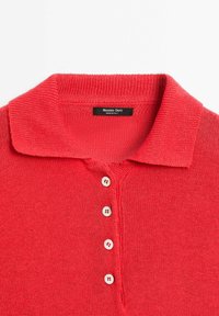 Czerwona dzianinowa koszulka polo o miękkiej fakturze, z kołnierzykiem i trzema guzikami. Metka z napisem "Massimo Dutti Made in Italy".
