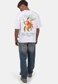 CRYSTAL PARIS PEACHES - Triko s potiskem - white