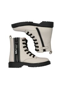Botas de tobillo de piel blanca con cordones negros, acabado texturizado, suela de goma negra, cremallera lateral y rayas verticales negras en contraste.