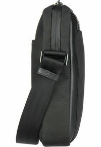 Borsa a spalla nera in tessuto sintetico, superficie texturizzata, tracolla regolabile e design elegante. Chiusura con zip, accentuazioni hardware minime.