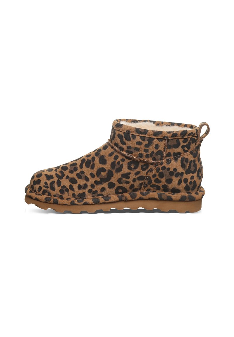Leopardenmuster-Ankle Boots aus weichem Wildleder mit einem strukturierten braun-schwarzen Muster, ausgestattet mit einem kuscheligen Innenfutter und einer Gummisohle.