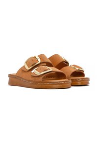 Tan suède slidesandalen met twee gouden gespen, open teen, gestructureerde voetenbed en een platte, gegroefde rubberen zool.