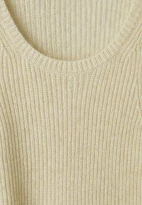 Πλεκτό πουλόβερ σε ανοιχτό μπεζ με στρογγυλή λαιμόκοψη. Διαθέτει κάθετη ριμπ ύφανση και μαλακή, ζεστή αίσθηση.