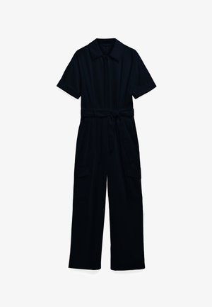 Schwarzer Kurzarm-Overall mit Kragen, Bindegürtel, weiter Beinform und zwei seitlichen Taschen für Funktionalität. Hergestellt aus glattem Stoff.