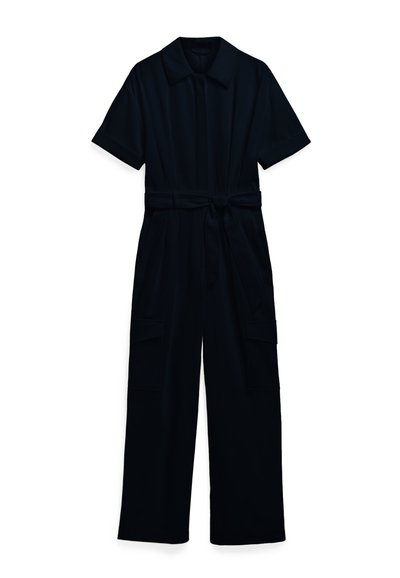 Monos conformados de manga corta negro con cuello, cinta en la cintura, corte de pierna ancha y dos bolsillos laterales para mayor utilidad. Fabricado en una tela suave.