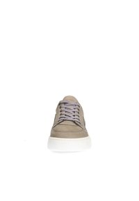 Graue Wildledersneaker mit runder Zehenpartie, kontrastierender weißer Gummisohle und hellgrauen Schnürsenkeln. Verfügt über ein minimalistisches Design und dezente Nähte.