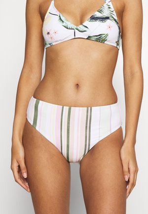 Ensemble de bikini avec un imprimé floral sur le haut et des rayures vertes et roses sur le bas. Tissu doux et extensible avec une coupe ajustée.