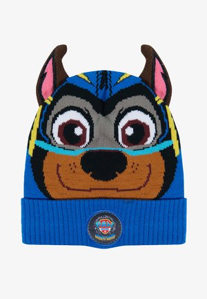 Berretto lavorato a maglia con un volto di cane cartoon, occhi grandi, orecchie marroni e accenti blu e gialli brillanti; include una toppa con logo nella parte inferiore.