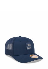 Casquette de baseball marine avec panneaux latéraux en maille, visière courbée et un patch carré présentant le logo des Seattle Seahawks.