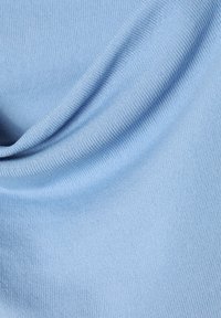 Pehmeä sininen ribbineulekangas, jossa on sileä pinta, hienovaraiset pystysuorat viivat ja lempeä laskostus. Sopii erilaisiin vaatetuskäyttöihin.