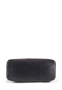 Borsa rettangolare in pelle nera con texture liscia, con bordi cuciti. I dettagli includono una leggera lucentezza e nessuna hardware visibile.