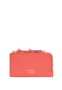 Cartera de cuero color coral con un cierre dorado, logo en relieve, diseño plano y estética minimalista. Presenta un pequeño acento en forma de lazada.