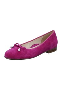 Bailarina de ante fucsia con punta redonda, un lazo decorativo y dos cuentas decorativas. Tacón plano con una suela marrón.
