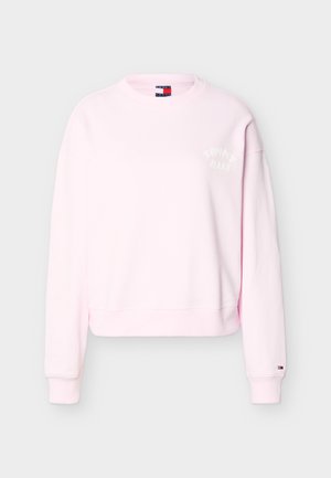 Ροζ ανοιχτόχρωμο φούτερ με στρογγυλή λαιμόκοψη και μακριά μανίκια, μικρό λογότυπο Tommy Jeans στο στήθος και μικρή σημαία στο αριστερό μανίκι.