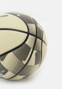 Nike Performance EVERYDAY ALL COURT 8P GRAPHIC DEFLATED UNISEX - Basketboll - team gold/black/black/white