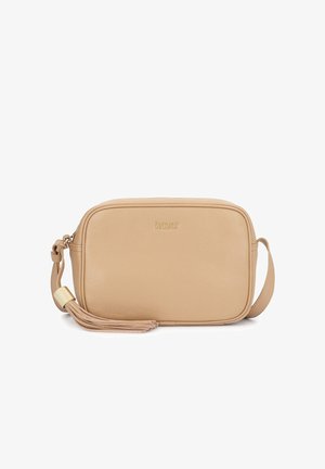 Bež kožna torbica na rame s zlatnim logotipom "kazar", zaobljenim rubovima, podesivim remenom i ukrasnim resama sa zlatnim naglaskom na bijeloj pozadini.