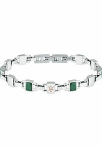 Zilveren metalen armband met vierkante groene accenten en een centraal logo-detail. Het ontwerp omvat in elkaar grijpende kettinglinks en gepolijste oppervlakken.